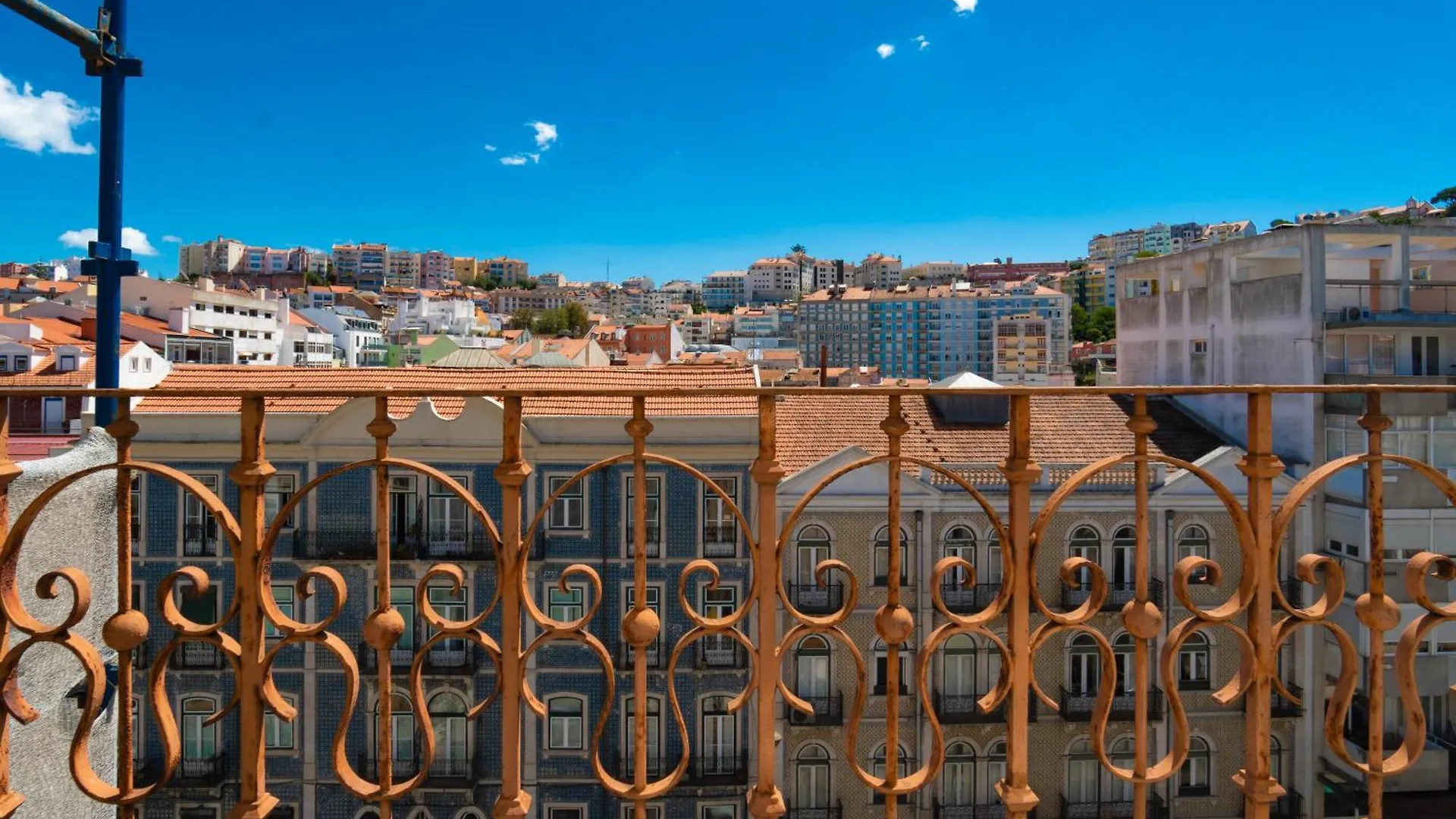 Life In Colour & Art - Charming 3Bed Apartment Lisbon Portugal
